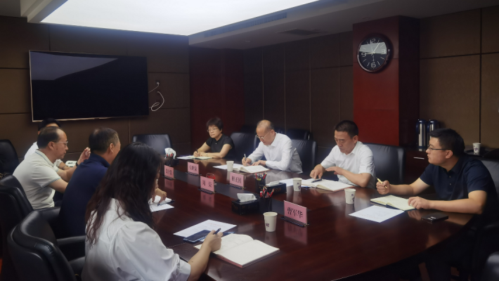 8月4日上午，甘肅藥業(yè)投資集團(tuán)有限公司黨委書(shū)記、董事長(zhǎng)周榮及副總經(jīng)理張世俊等一行4人前往甘肅省科技廳，拜會(huì)省科技廳黨組書(shū)記、廳長(zhǎng)張世榮。雙方圍繞整合中醫(yī)藥優(yōu)勢(shì)資源、強(qiáng)化創(chuàng)新聯(lián)合體建設(shè)、培育高層次創(chuàng)新創(chuàng)